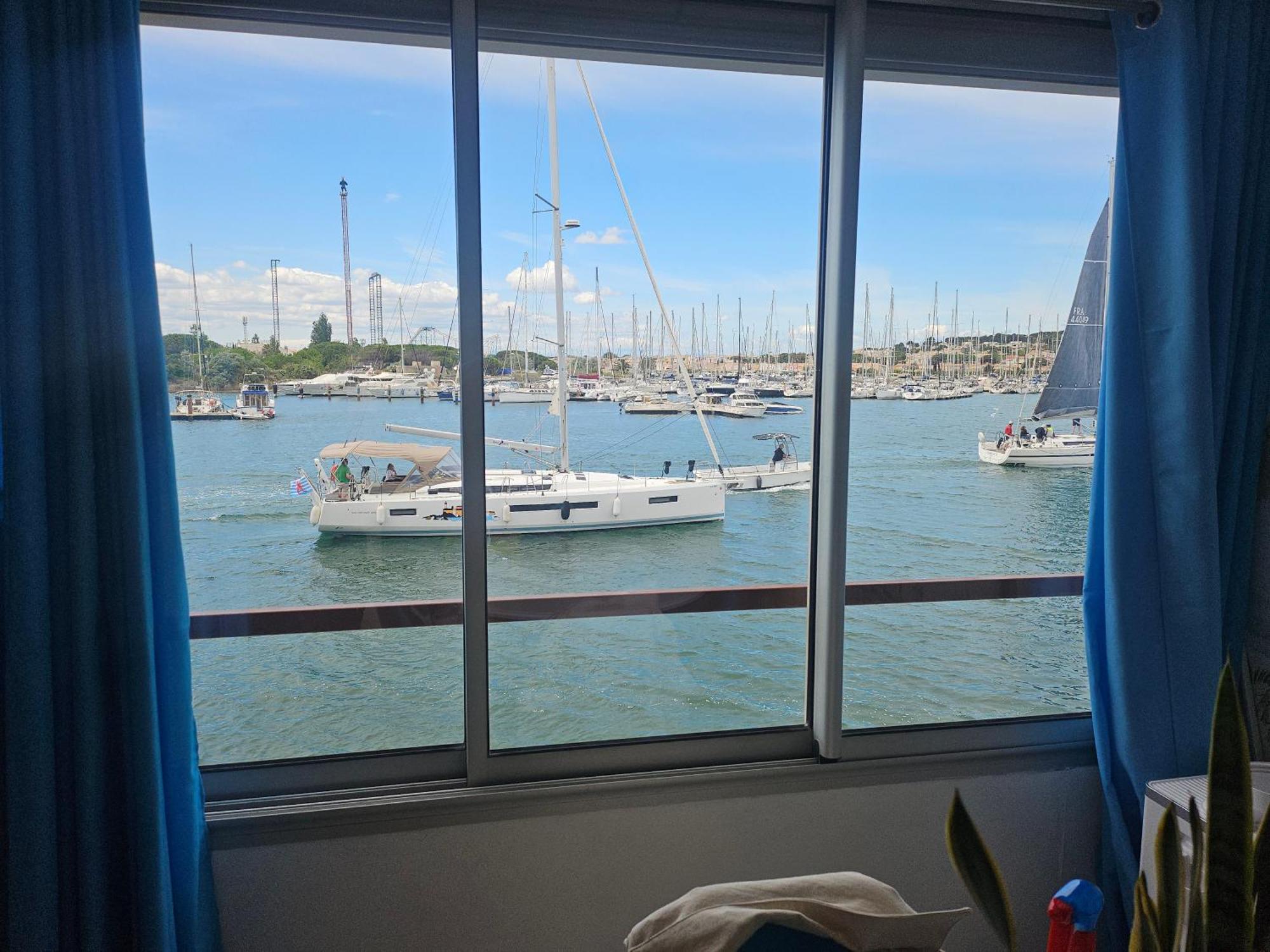 La Vue En Bleu. * Agde
