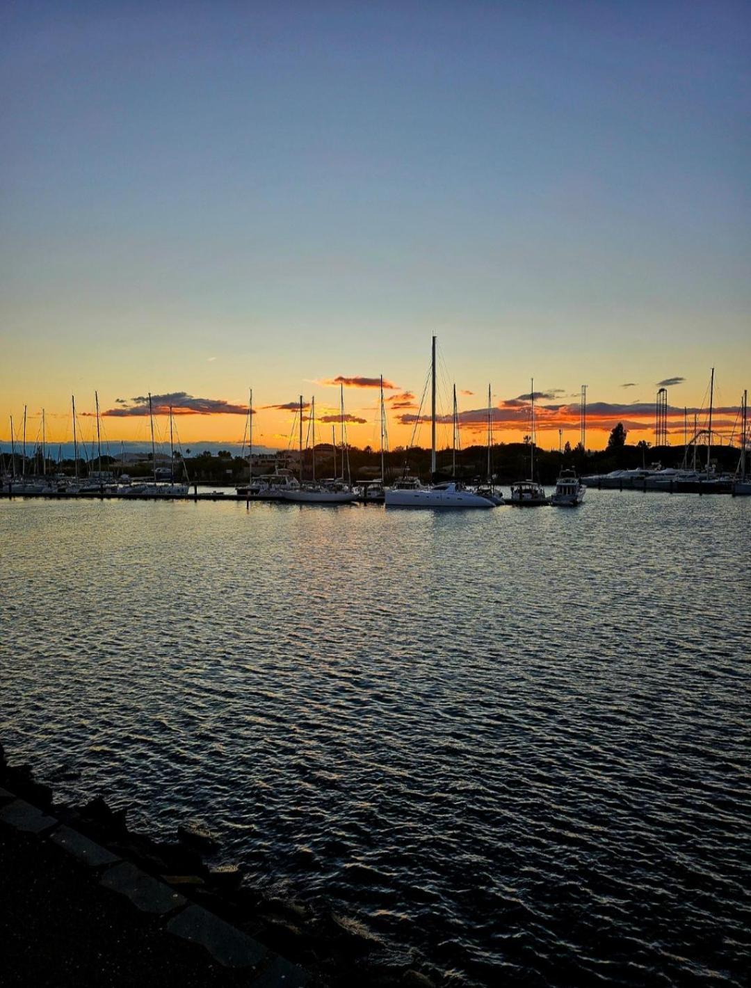 La Vue En Bleu. * Agde